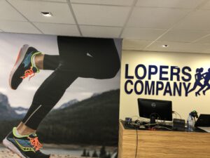 lopers company Purmerend lopen schoenen frees tekst acrylaat muur Logo